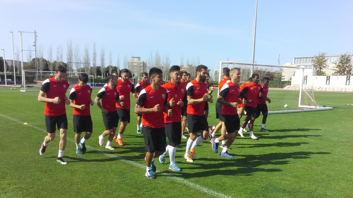 La plantilla del Almería corre ahora junta en el Anexo.