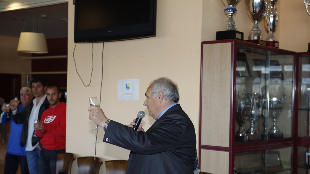 Alfonso García levanta la copa de la alegría.