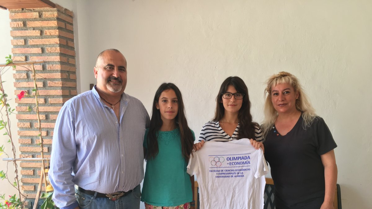 La joven Aida con la camiseta de la Olimpiada tras conocer el resultado y acompañada por sus padres y su hermana.