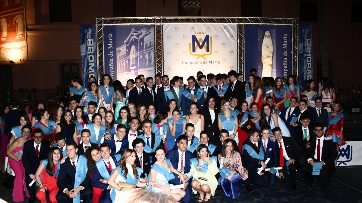 Los ciento treinta y siete alumnos del Colegio Compañía de María, tras la ‘puesta de bandas’ que tuvo lugar en el centro educativo, tras concluir con