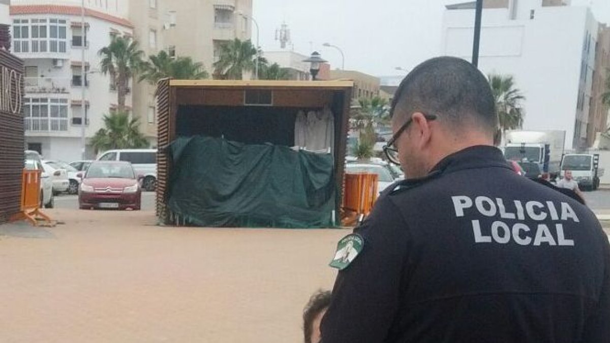 Un agente informando de las novedades normativas aprobadas en Adra.