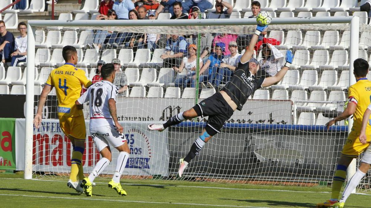 Una jugada del Albacete-Alcorcón.