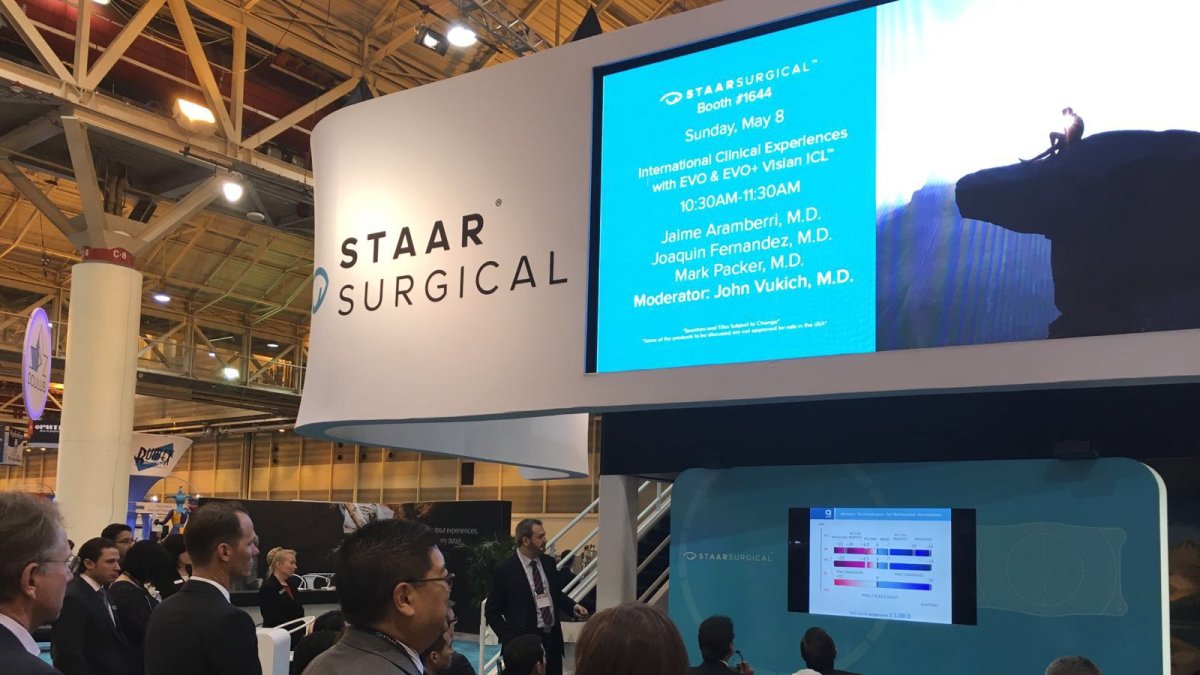 El doctor Joaquín Fernández durante la presentación de la nueva lente.