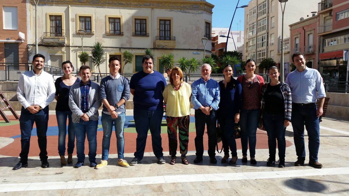 Los candidatos del PSOE junto a los responsables de Juventudes Socialistas.