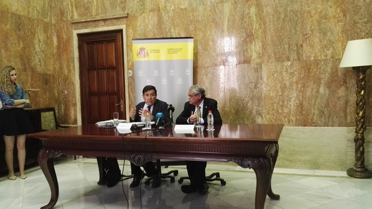 Carlos Cabanas con el subdelegado del Gobierno en Almería