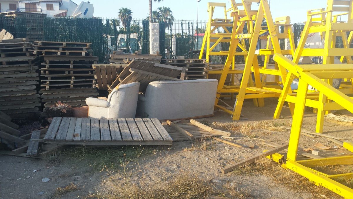 Material acumulado en una parcela a la que se puede acceder libremente.