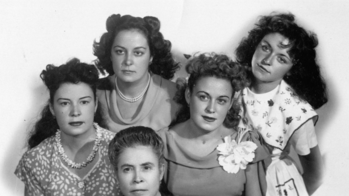 Las hermanas Bautista con su madre retratadas por Luis Guerry en los años cincuenta.