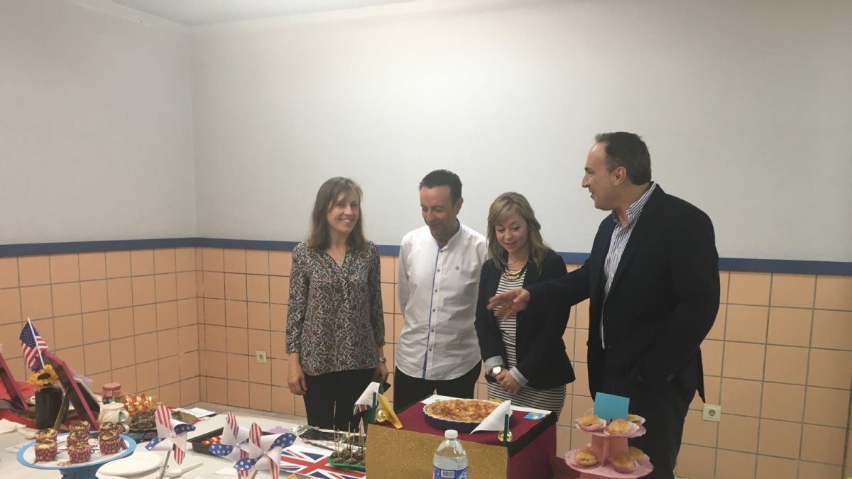 La delegada de Educación y el director del IES Santo Domingo  visitando la muestra de repostería anglosajona preparada por los alumnos participantes