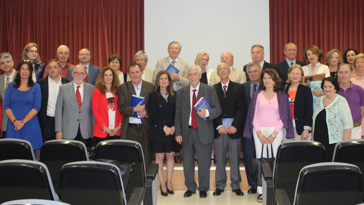 El catedrático de Lengua Española, de la UAL, Luis Cortés Rodríguez, junto al decano de la Facultad de Humanidades y el resto de compañeros que asist