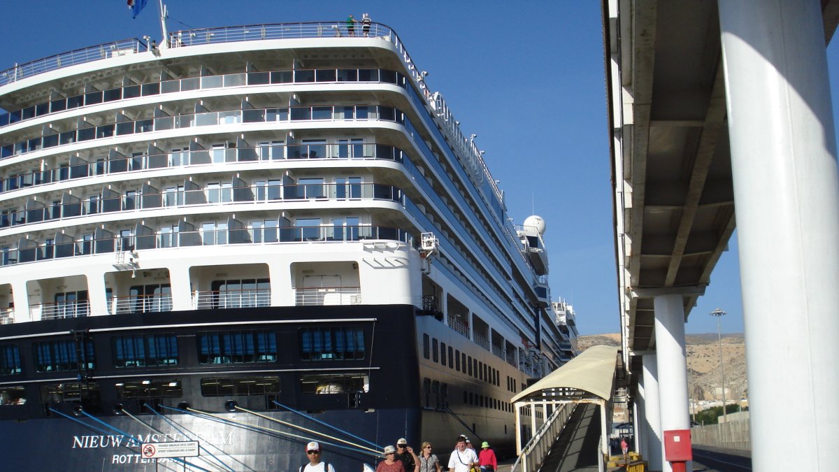 Crucero Oosterdam con 2.000 turistas americanos