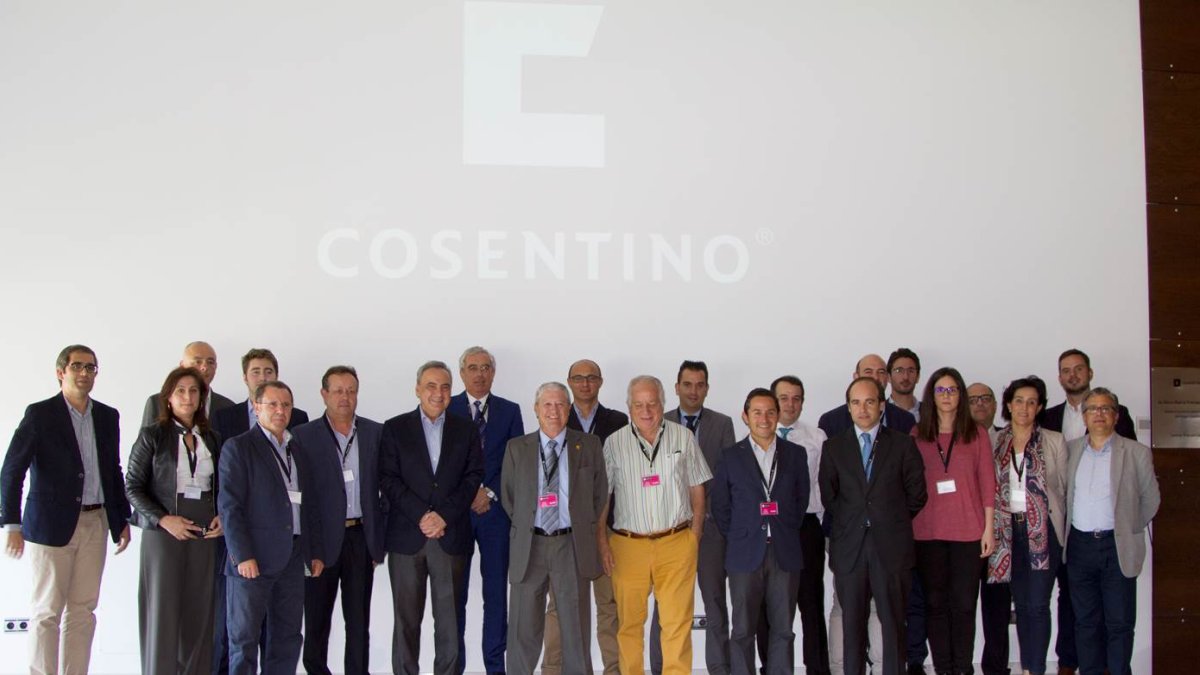 Grupo de empresarios en las instalaciones de Cosentino