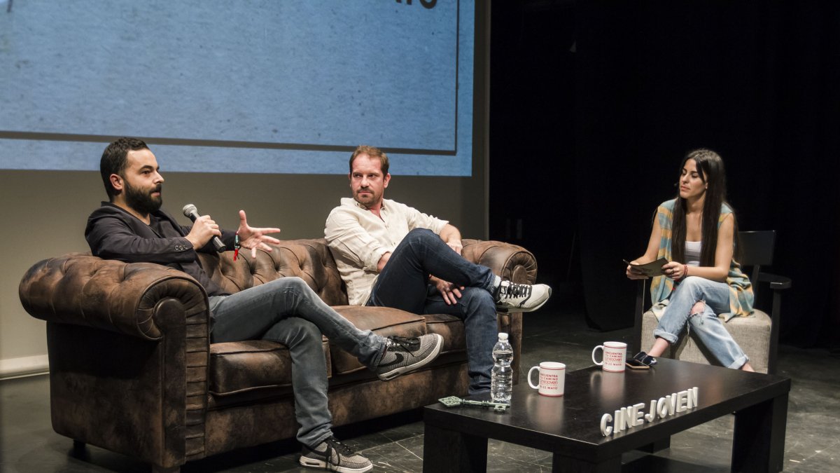 De ‘cuerpo de élite’, Adolfo Valor, guionista, y Joaquín Mazón, director, charlando en el escenario del Teatro Apolo con la periodista Rocío Sierra.