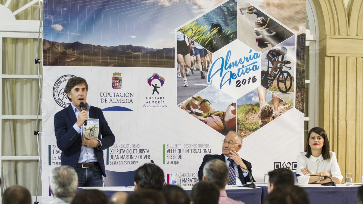 Perico Delgado con Gabriel Amat y Ángeles Martínez.