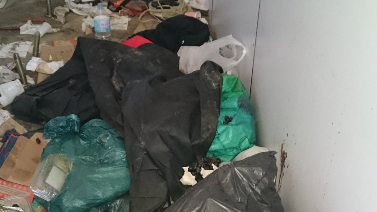 Basura acumulada en una caseta de playa