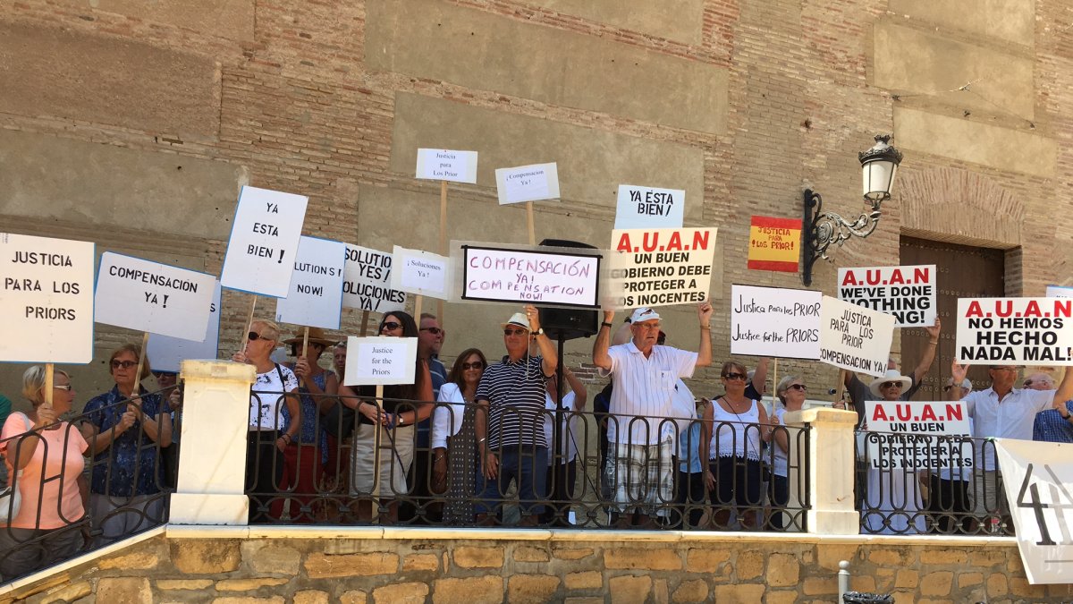 Afectados por las viviendas ilegales ayer en la concentración de Vera.
