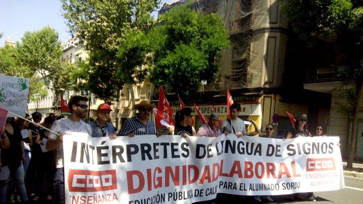 Intérpretes de Lengua de Signos de Almería en la marcha de Sevilla.