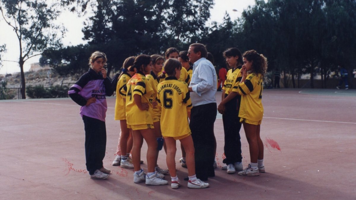 Chicas del Europa en la pista donde nacía el club y luego la Escuela de Balonmano.