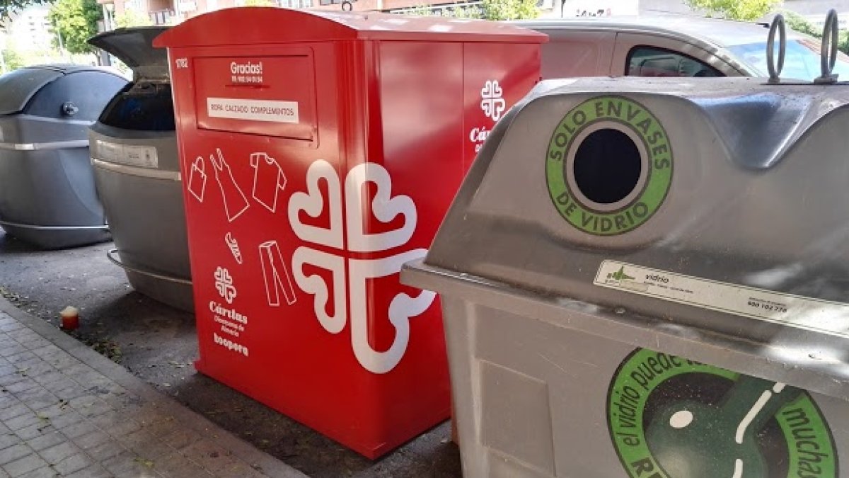 Contenedores solidarios de Cáritas.