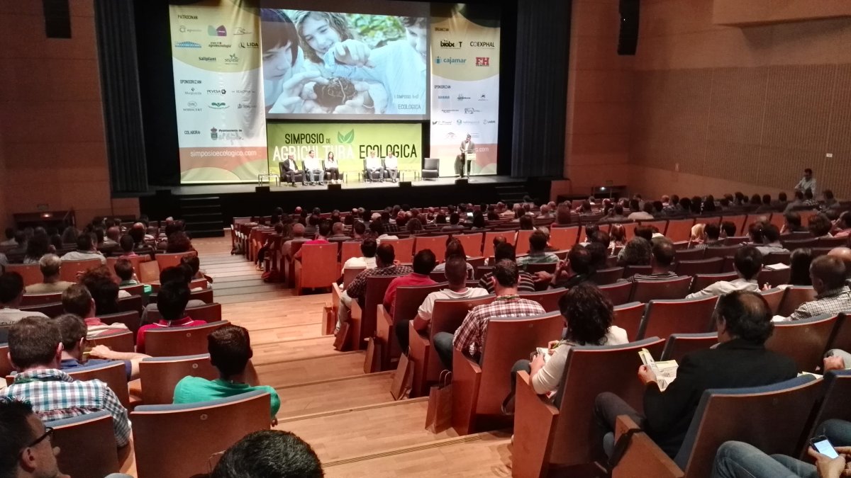 Pleno en el Auditorio de El Ejido para asistir al Simposio