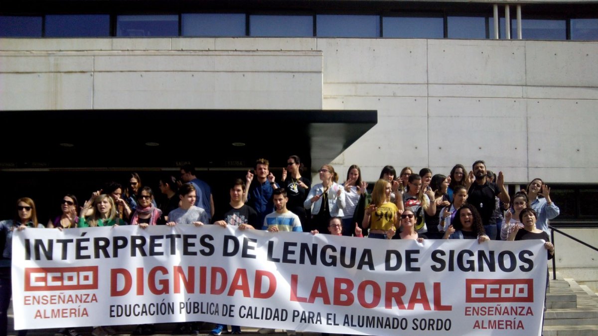 Intérpretes de Lengua de Signos se concentran ante la delegación de Educación.