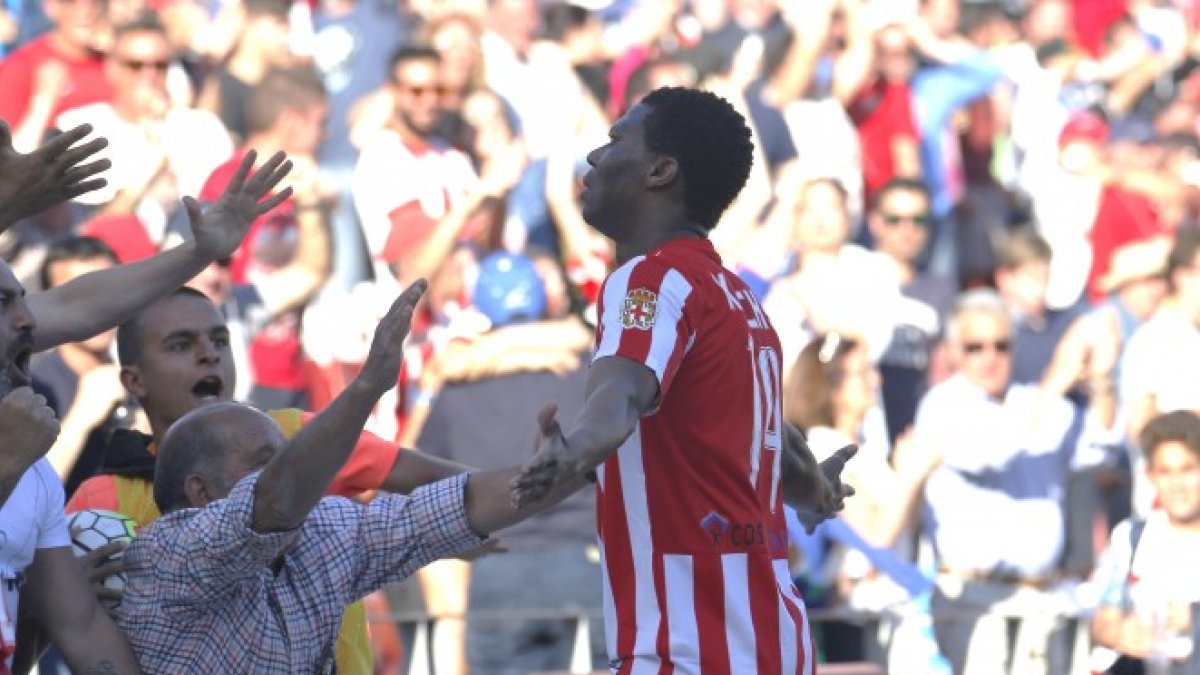 Kalu Uche celebra el gol ante el Bilbao Athletic.
