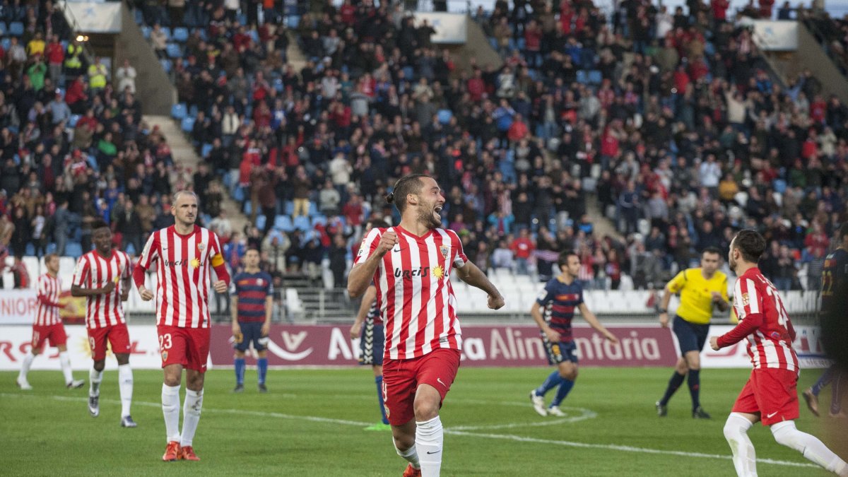 Quique y Soriano en el partido ante la Llagostera.