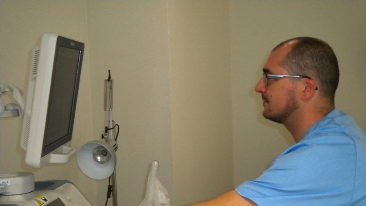 El doctor Iván Giménez Peralta en su consulta.