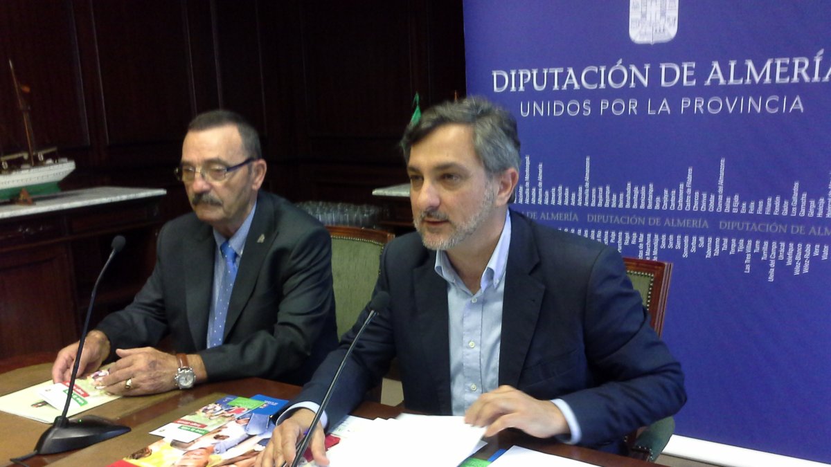 El presidente de Alcer, José Fenoy, y el diputado Ángel Escobar.
