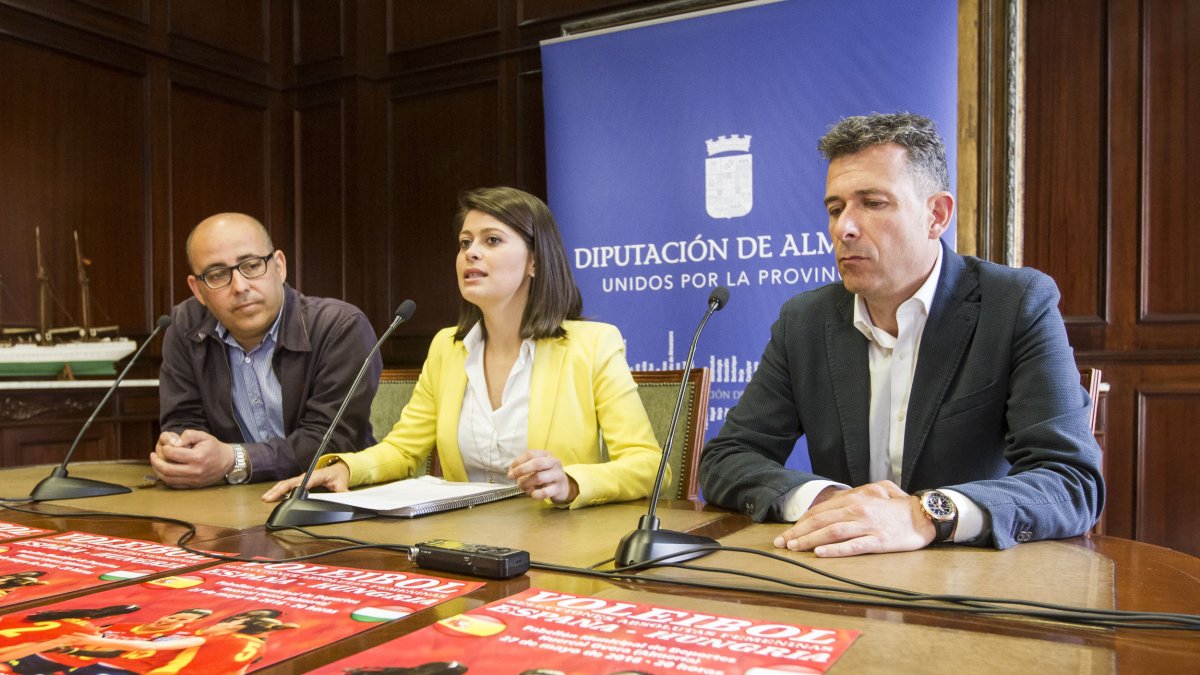 La diputada Ángeles Martínez en la presentación.