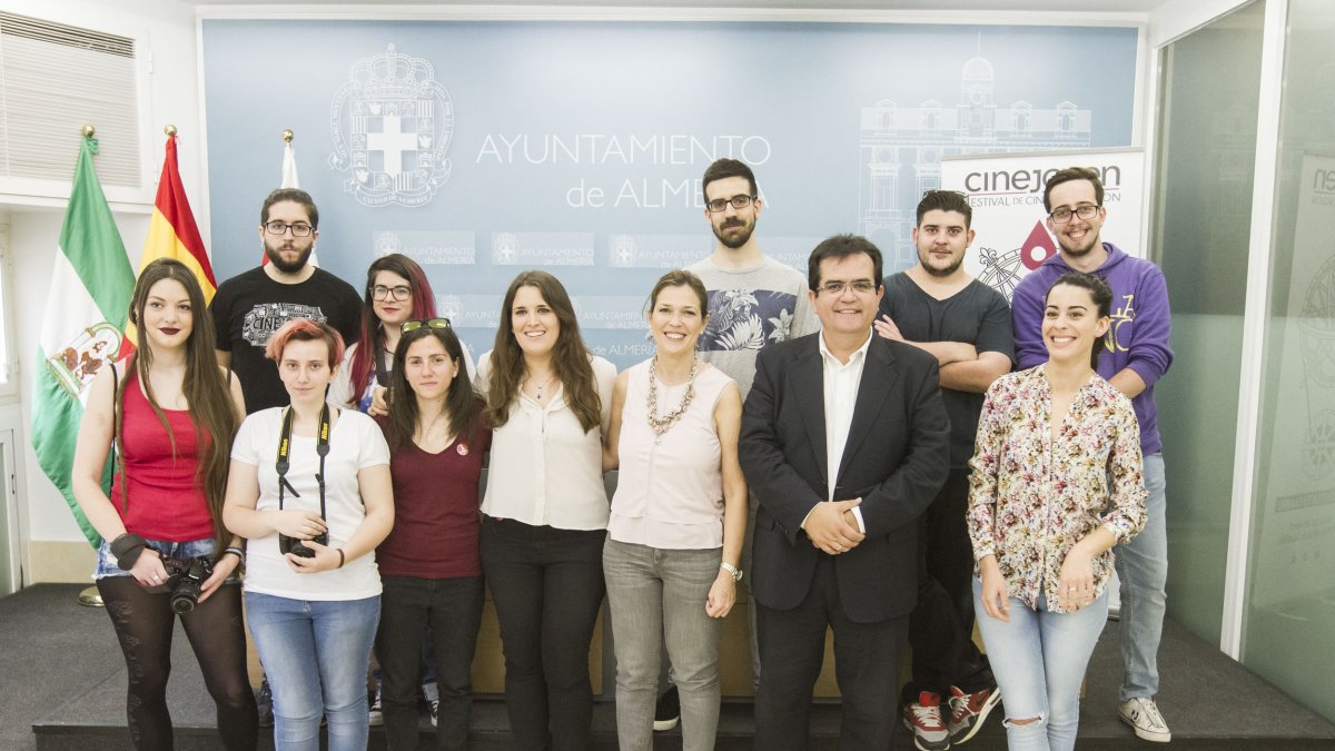 El equipo de Cinejoven, con la edil Ana M. Labella y el diputado Antonio J. Rodríguez.