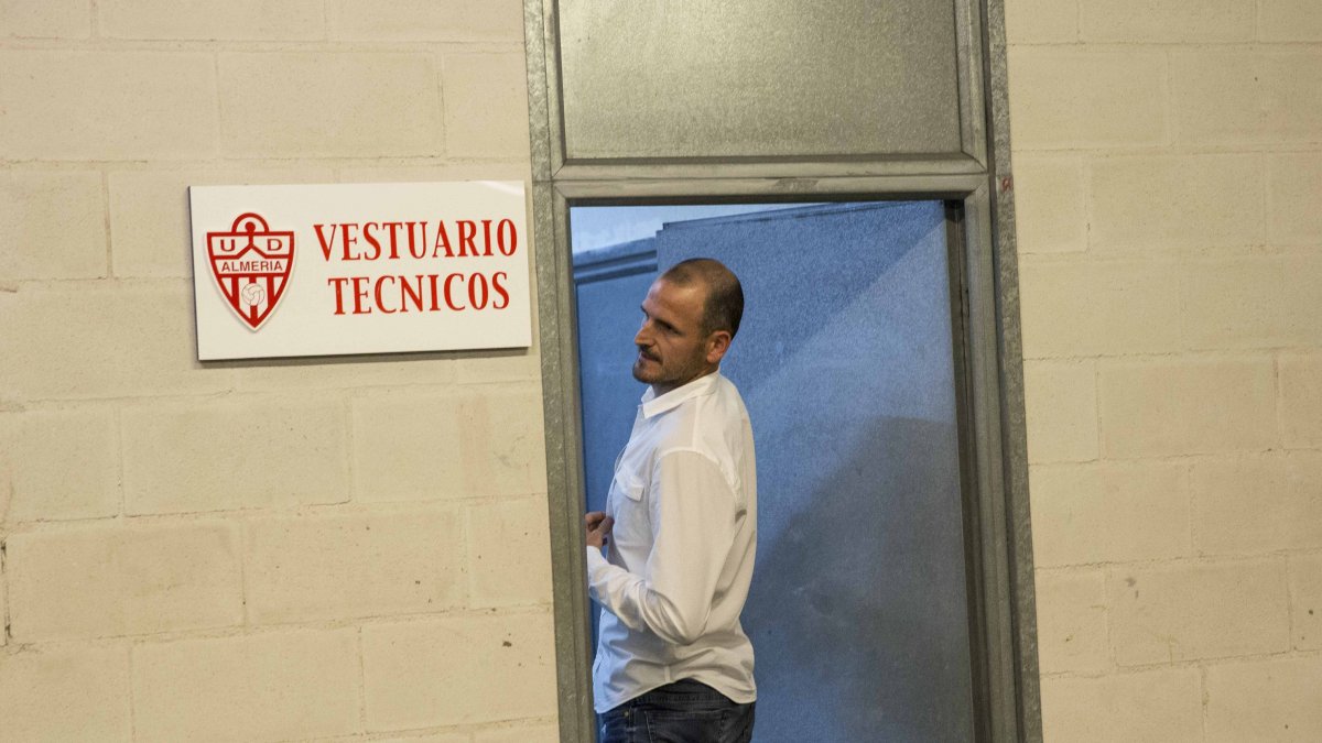 En la puerta de su vestuario.