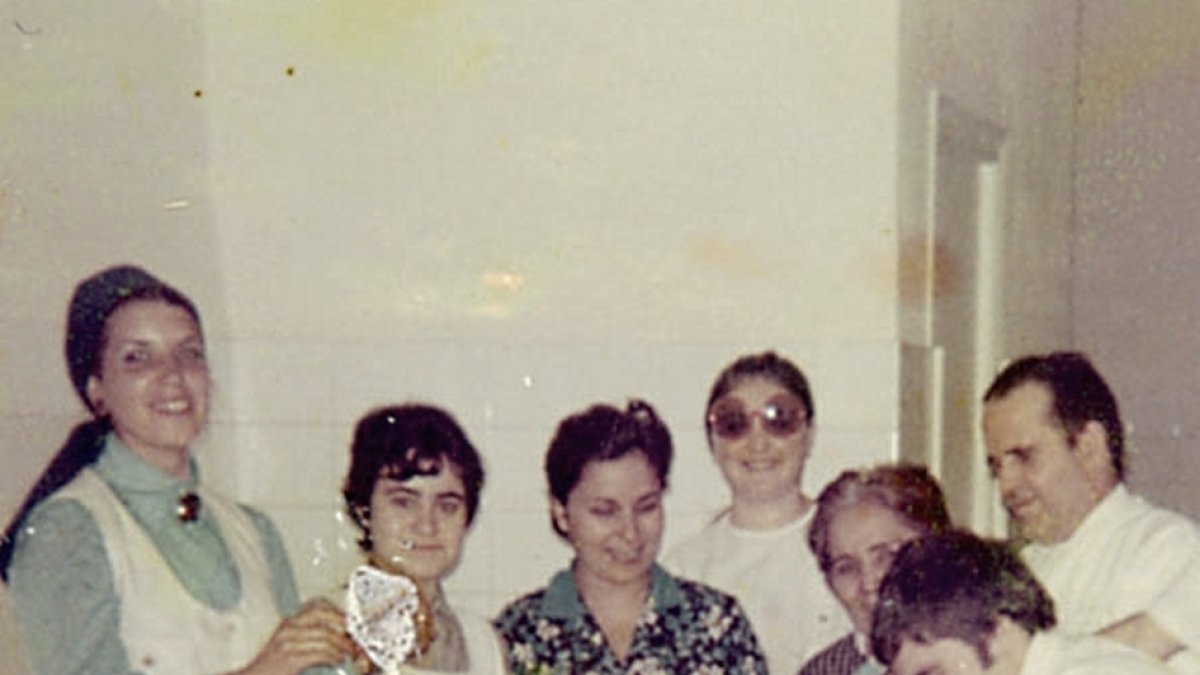 Adolfo elaborando los helados con su familia en la fábrica que tenía en la calle Alborán.