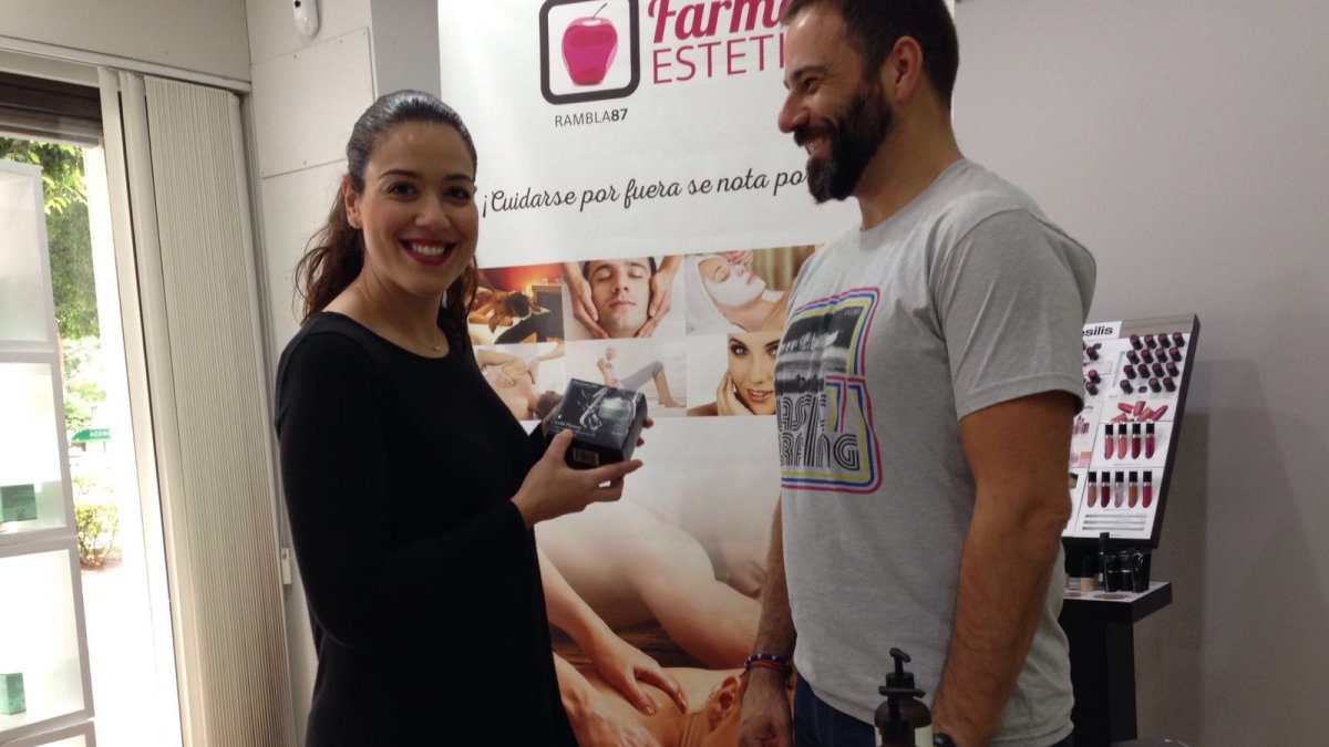 Personal de Farmaestetic asesorando a un cliente.