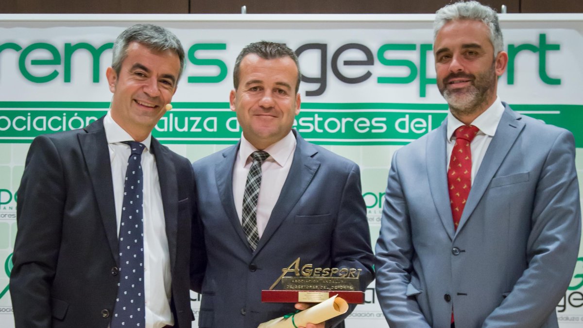 Salvador Hernández con el premio.