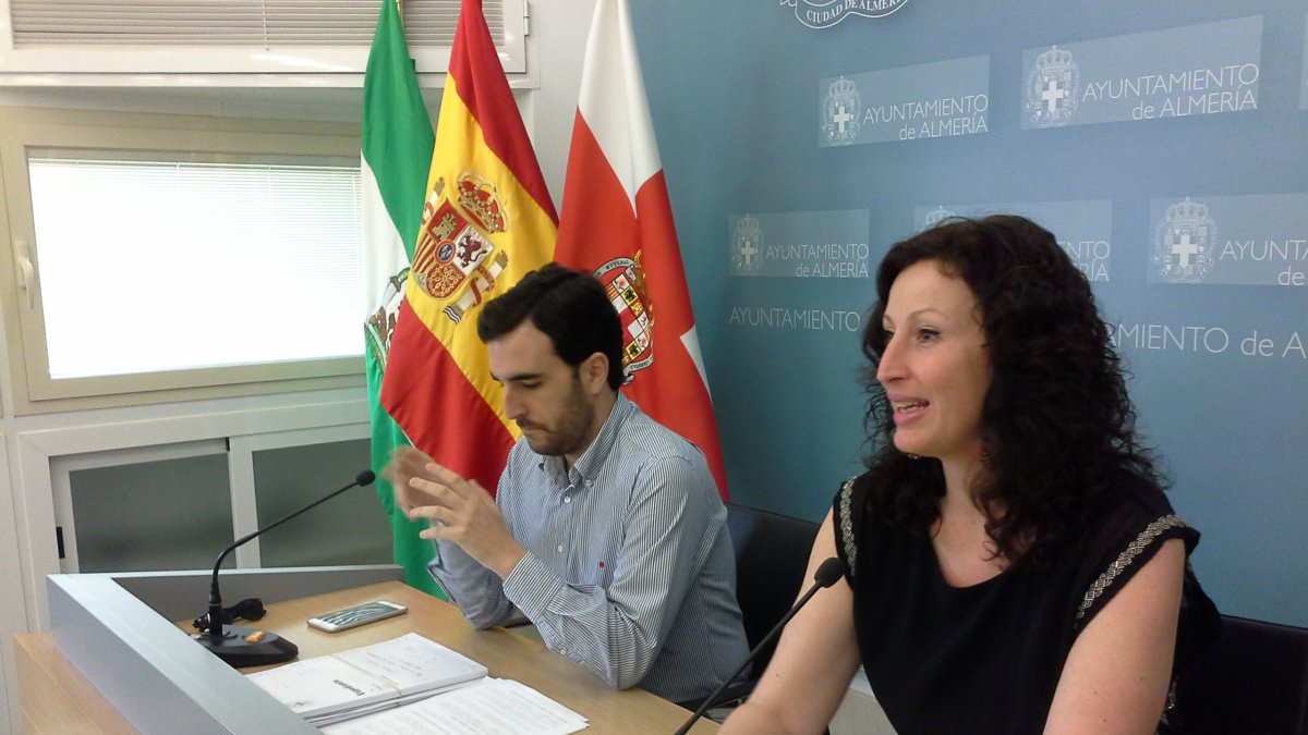 Los concejales Carlos Sánchez y María Vázquez, en rueda de prensa.
