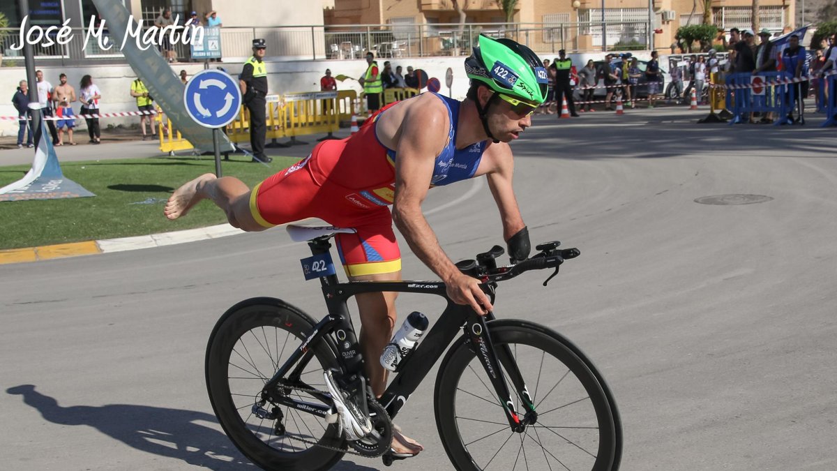 Jairo subiendo a la bicicleta.