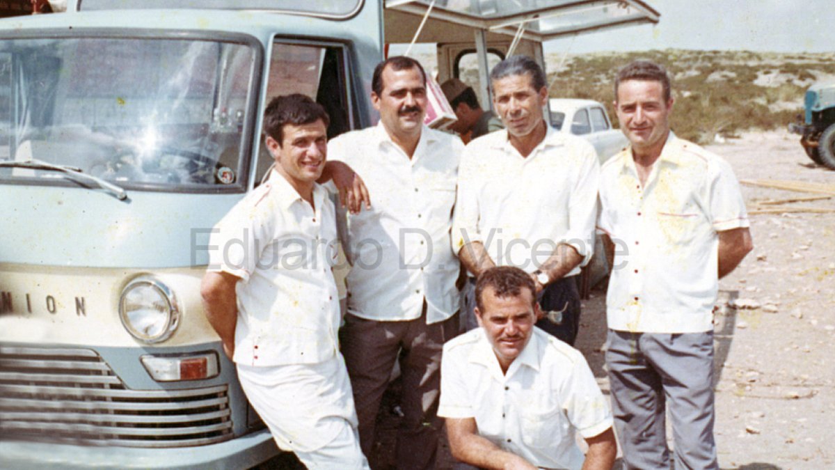 La furgoneta DKV celeste fue célebre en el rodaje de las películas. Junto a ella, en la foto aparecen, de izquierda a derecha: Diego ‘el chocolate’,