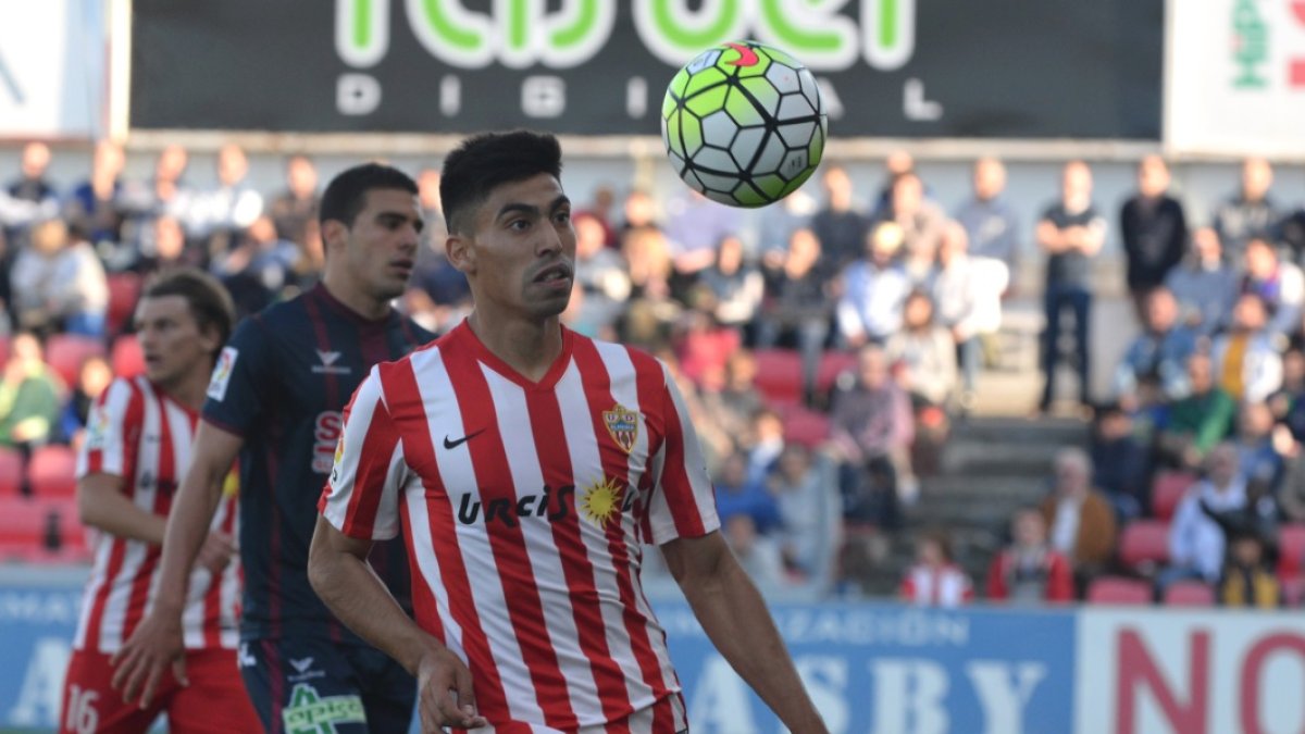 Juan Ramírez, en una jugada del Huesca-Almería.