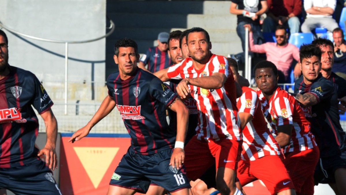 Quique en una jugada del Huesca-Almería.