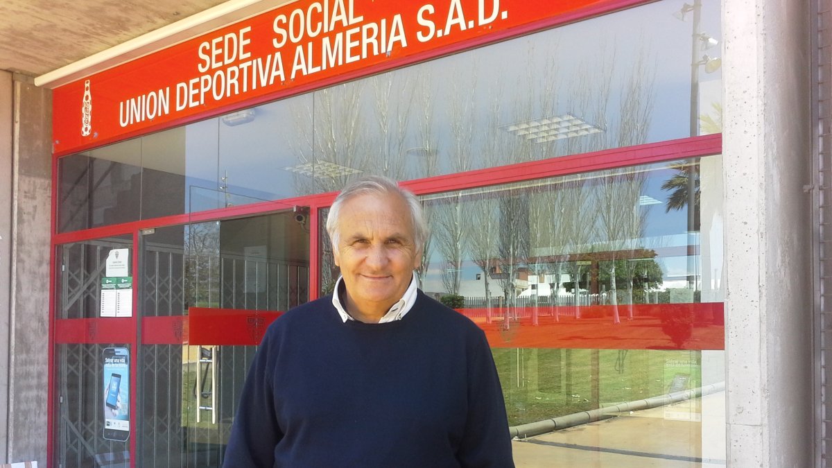 Alfonso García, en la puerta del club después de la reunión.