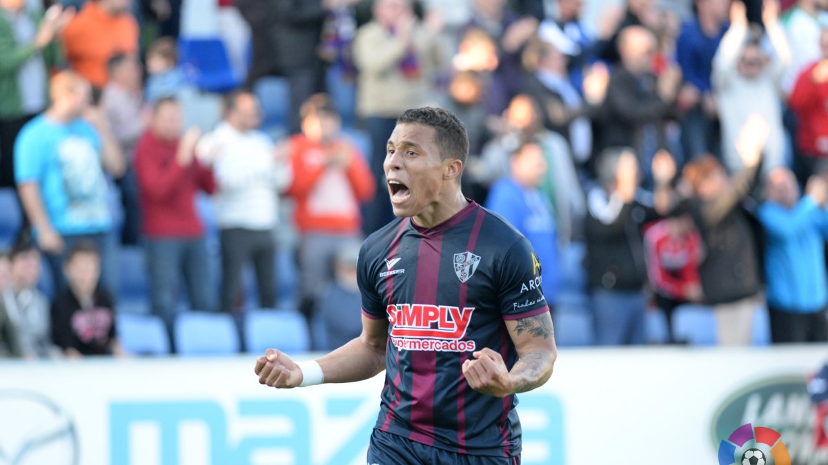 Los jugadores del Huesca estallan de alegría tras la victoria.