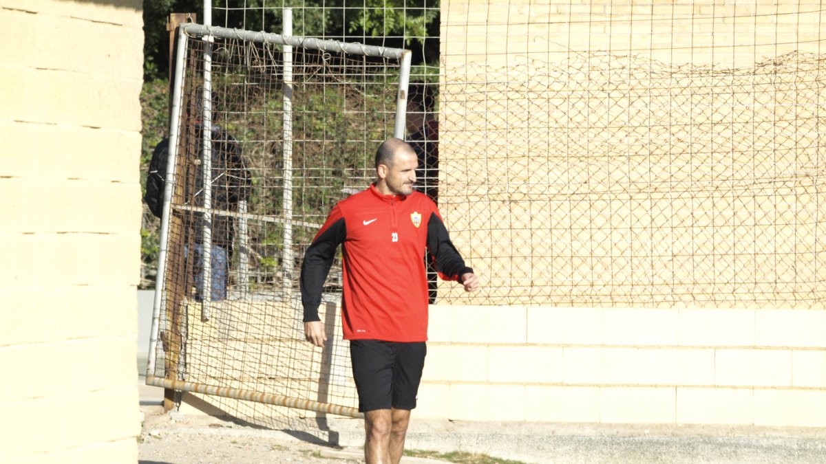 Soriano debe tomar el mando del Almería ya.