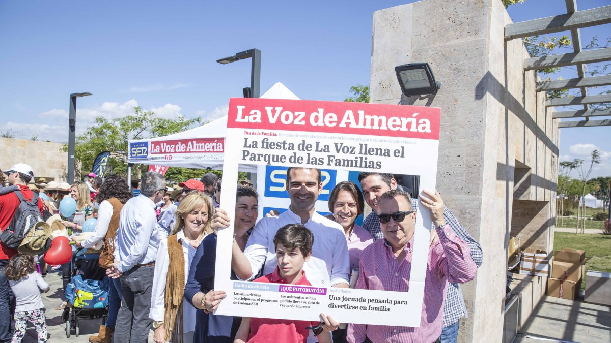 El alcalde y concejales del Ayuntamiento, con el director de LA VOZ.