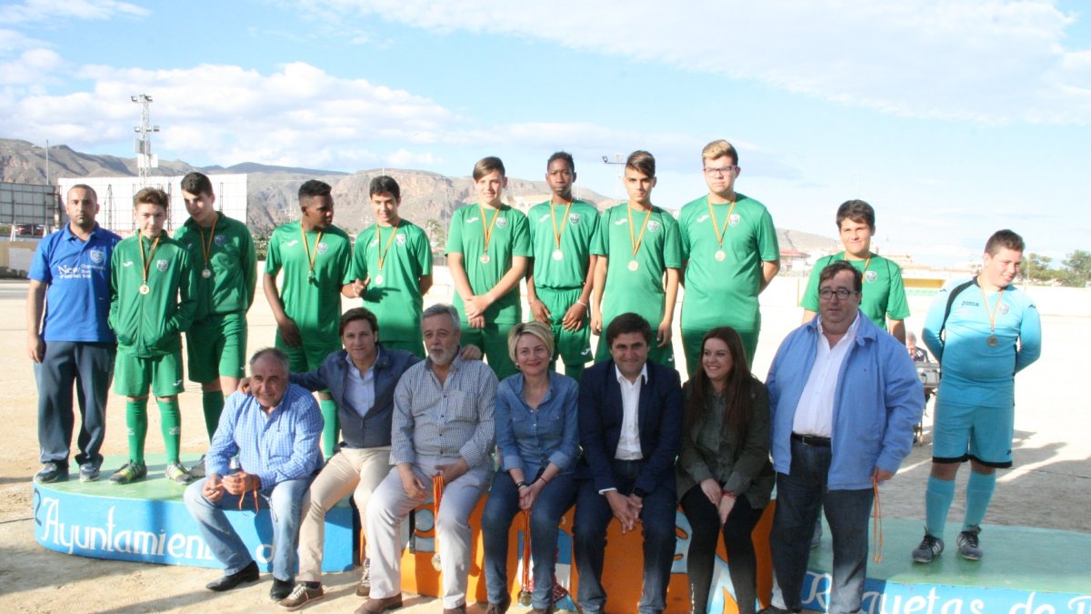 Jugadores con entrenadores, directivos y concejales.