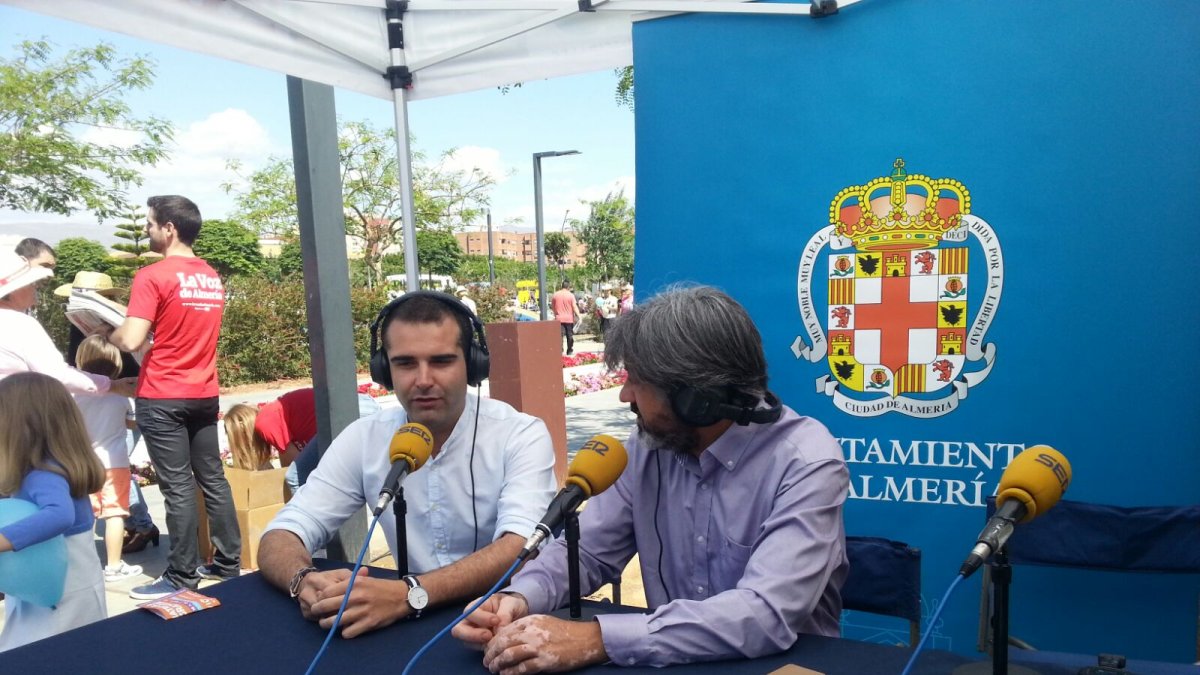 Ramón Fernández-Pacheco con Fernando Cuadrado en el set de la SER en el Parque de las Familias.