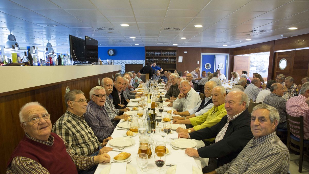 No cabía un alfiler en el restaurante La Lonja.