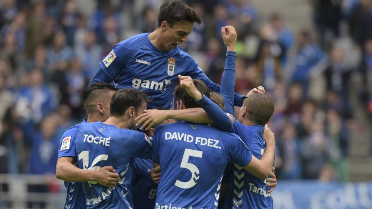 Los jugadores del Oviedo celebrando uno de los goles.