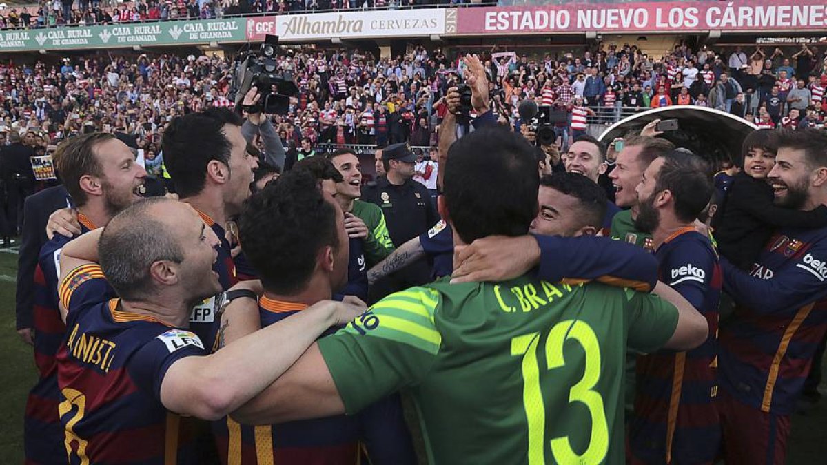 La plantilla del Barça celebrando el título.