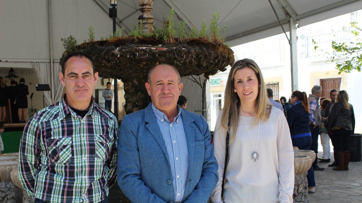 El alcalde de Abrucena, Antonio Torres; situado entre el teniente de alcalde, Blas Navarro Ruiz; y la concejala, Isabel Ramos.