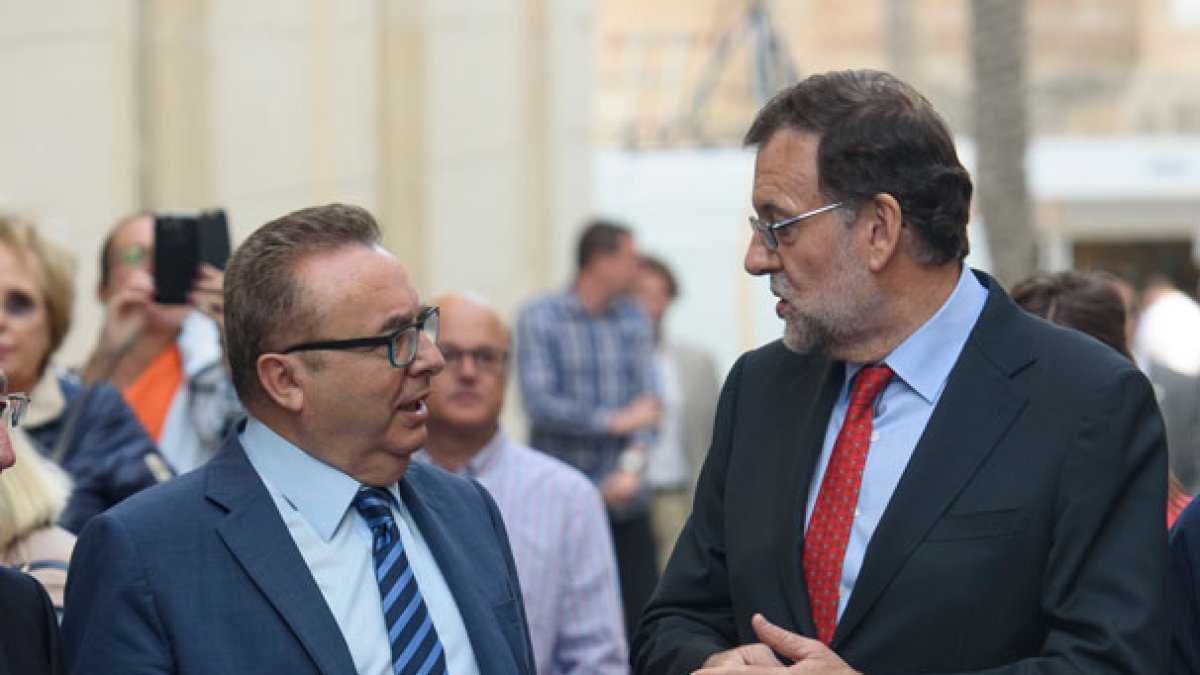 Mariano Rajoy con el director de LA VOZ en la Feria del Libro de la capital.